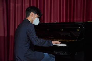 Der Schüler Kurt Bruns spielte während der Abschlussfeier Klavier
