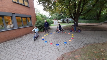 In der ersten Septemberwoche 2022 startete das Projekt „Kinder im Straßenverkehr“ für die Vorschulkinder des LBZH. Täglich wurde das Rollerfahren geübt- anfahren, bremsen, Slalom fahren, dann noch über die Wippe und durch den Tunnel. Am Freitag