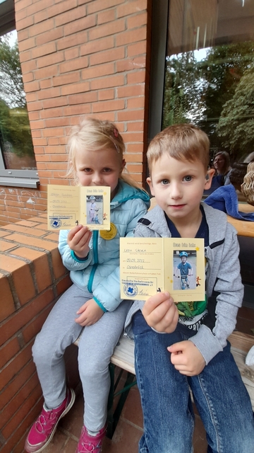 In der ersten Septemberwoche 2022 startete das Projekt „Kinder im Straßenverkehr“ für die Vorschulkinder des LBZH. Täglich wurde das Rollerfahren geübt- anfahren, bremsen, Slalom fahren, dann noch über die Wippe und durch den Tunnel. Am Freitag