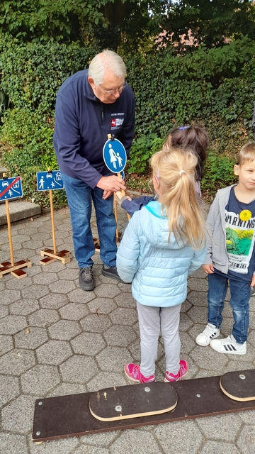 In der ersten Septemberwoche 2022 startete das Projekt „Kinder im Straßenverkehr“ für die Vorschulkinder des LBZH. Täglich wurde das Rollerfahren geübt- anfahren, bremsen, Slalom fahren, dann noch über die Wippe und durch den Tunnel. Am Freitag