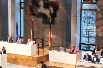 mehrere Schüler, Landtag Hannover, Sitzungssaal