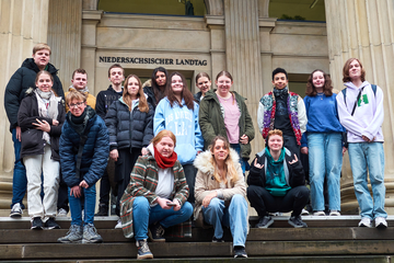 mehrere Schüler, Landtag Hannover, Sitzungssaal