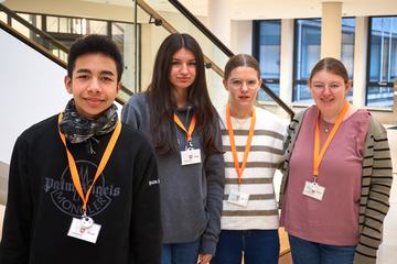 mehrere Schüler, Landtag Hannover, Sitzungssaal