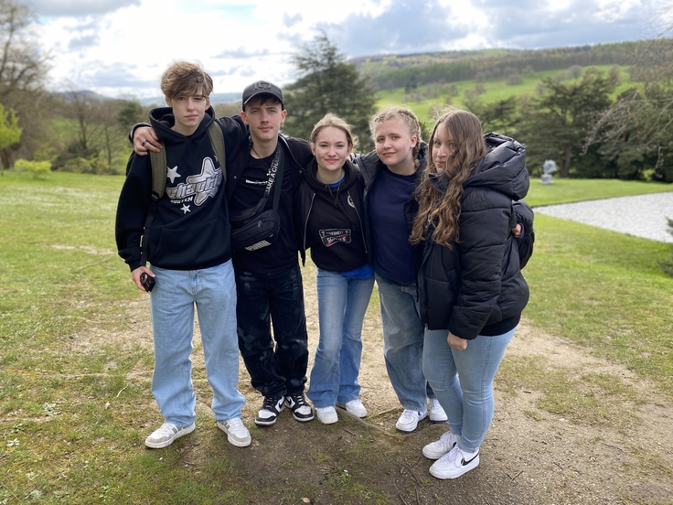 mehrere Schüler*innen im Garden of Chatworth House