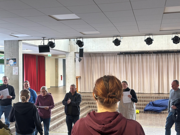 Lehrer verteilen Halbjahreszeugnisse in der Aula