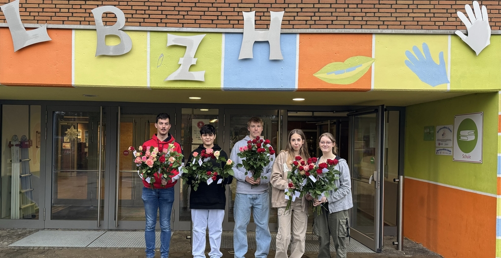 5 Schüler mit Rosen in den Händen