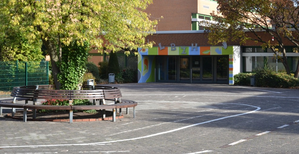 Schulhof, Schuleingang