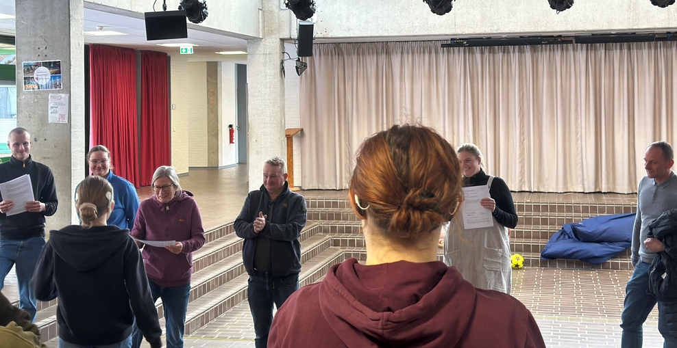 Lehrer verteilen Halbjahreszeugnisse in der Aula